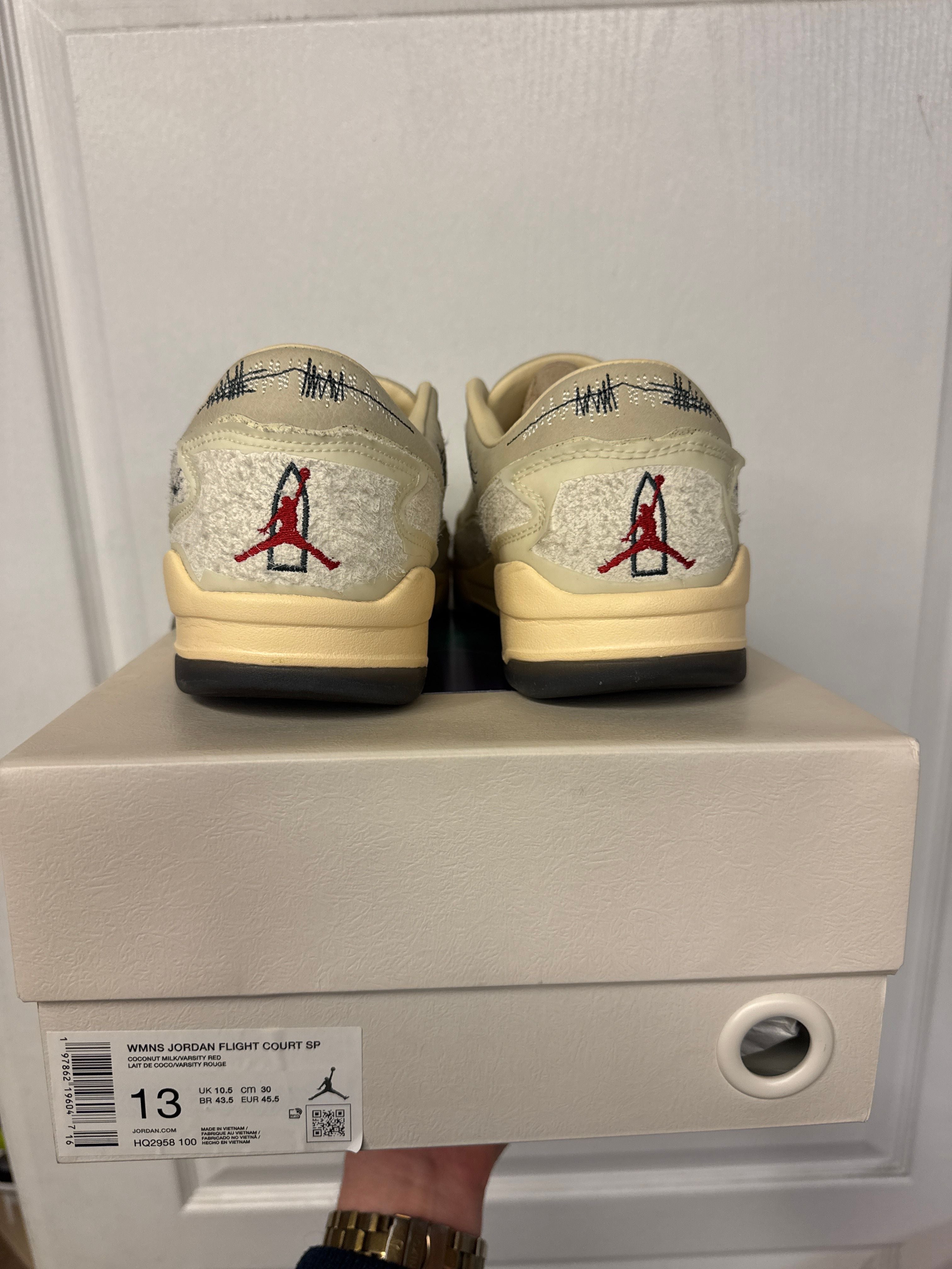 Jordan Flight Court Who Decides War Coconut Milk (Women's)