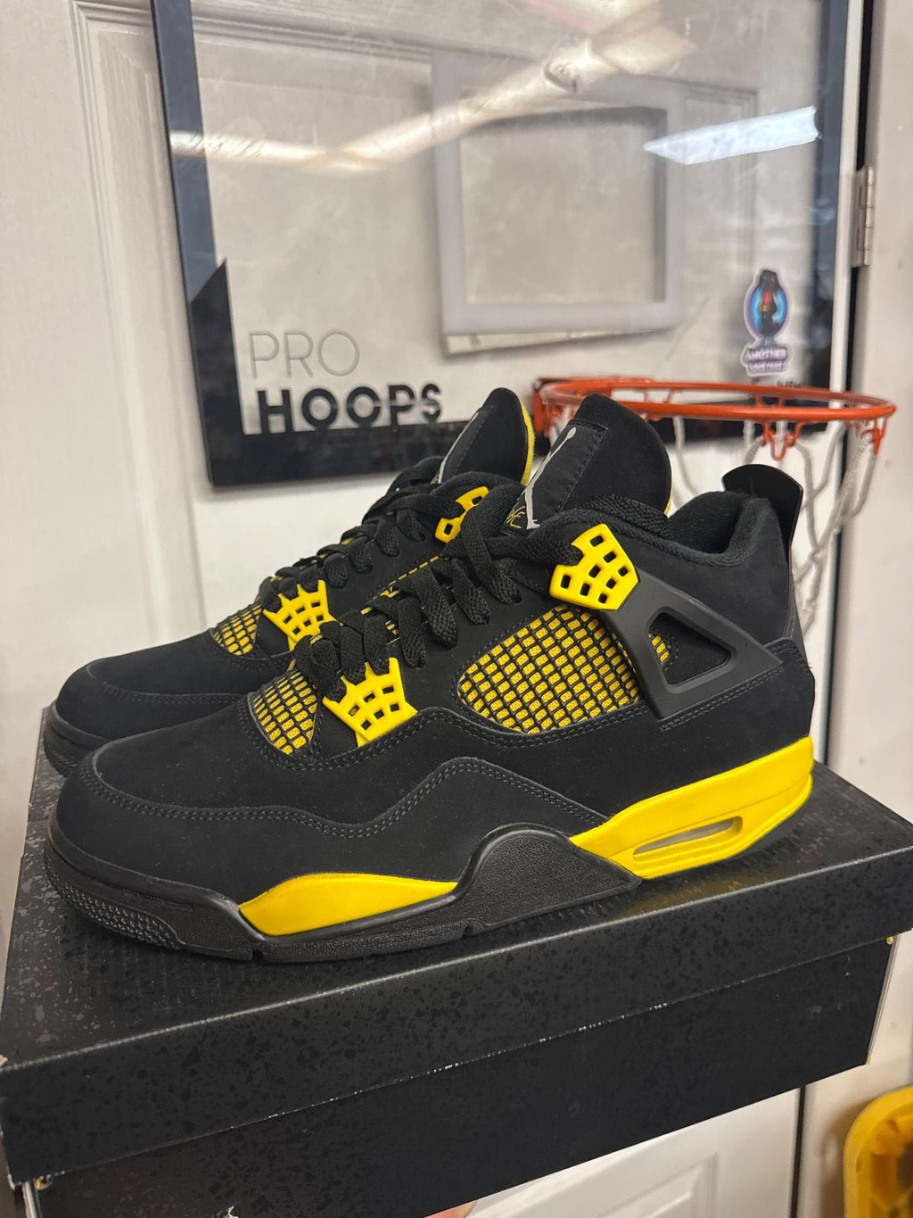 Jordan 4 Retro Thunder (2023) - Lightly Used, OG All