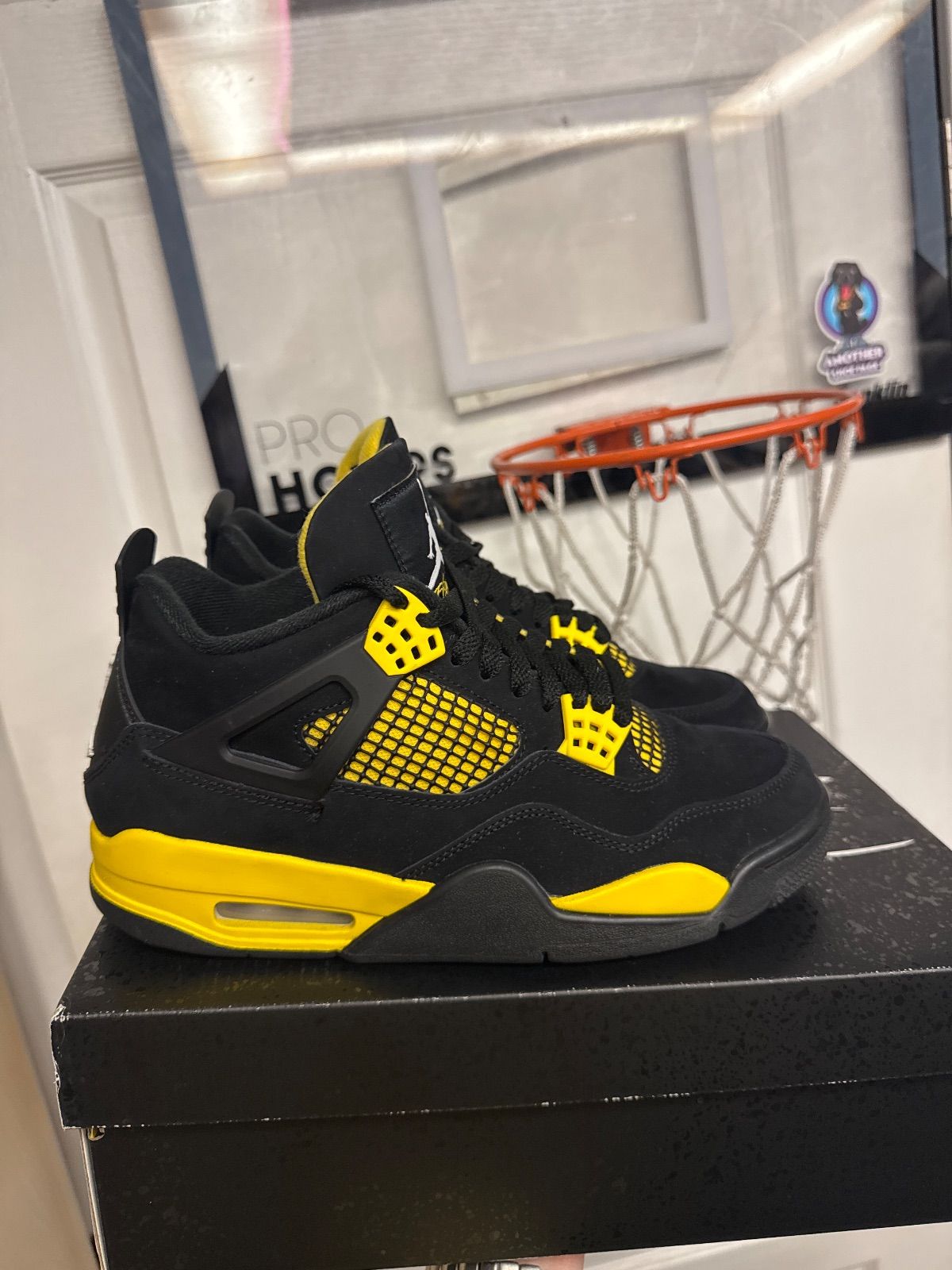 Jordan 4 Retro Thunder (2023) - Lightly Used, OG All