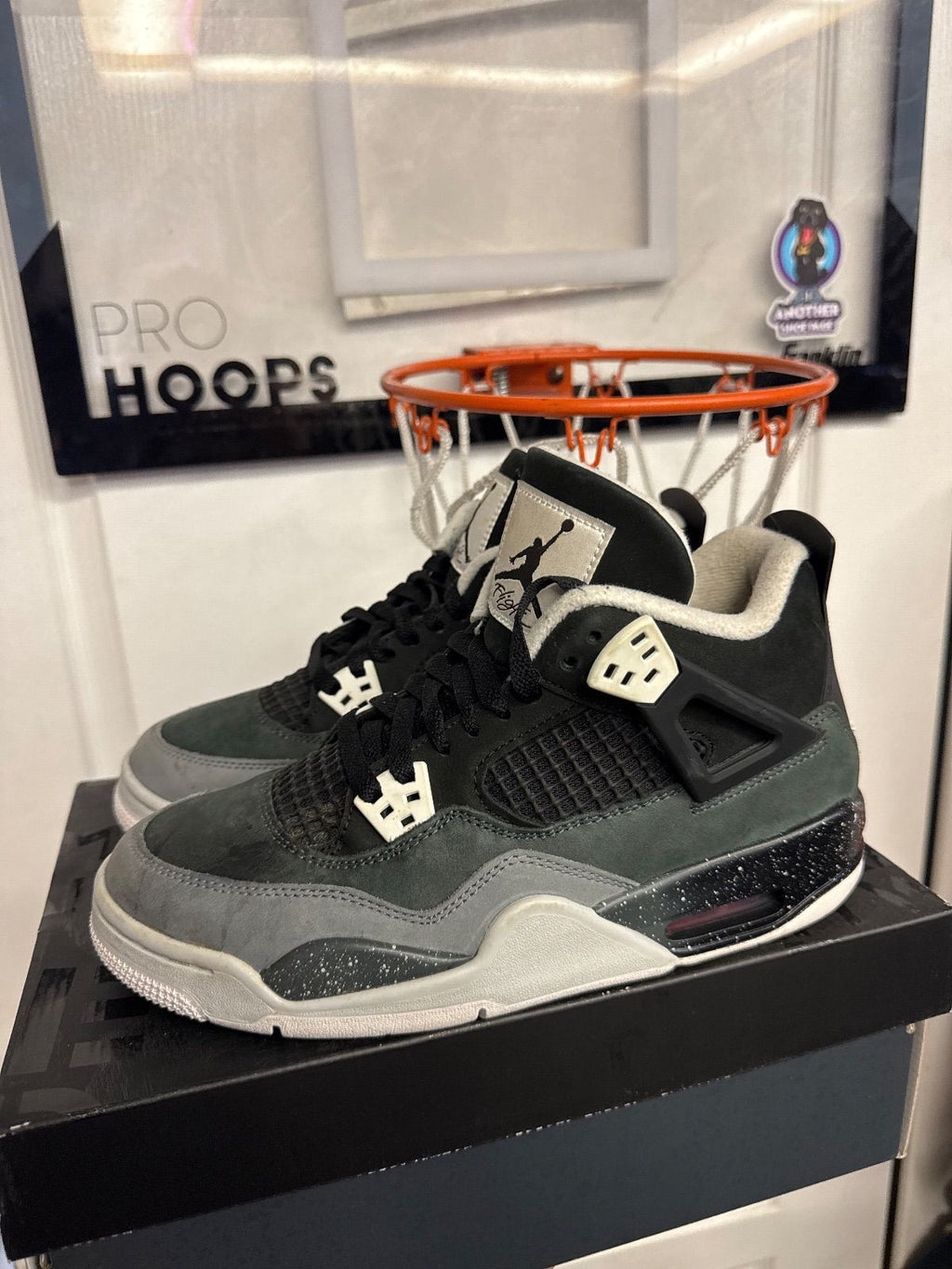 Jordan 4 Retro Fear (2024) (GS) - Lightly Used, OG All W/Flaw