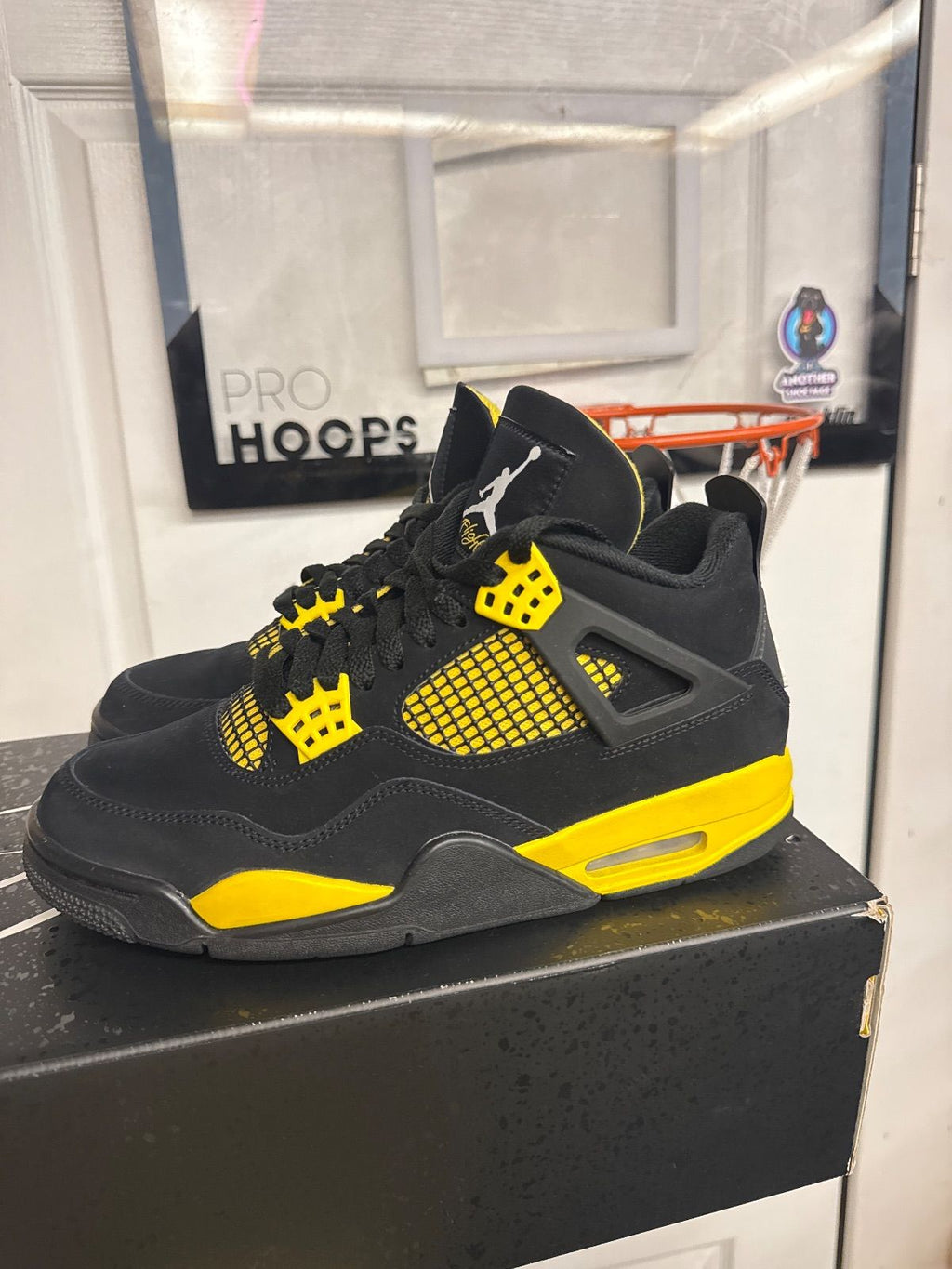 Jordan 4 Retro Thunder (2023) - Lightly Used, OG All